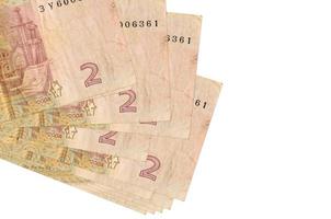 2 billetes de hryvnias ucranianos se encuentran en un pequeño grupo o paquete aislado en blanco. maqueta con espacio de copia. negocios y cambio de moneda foto