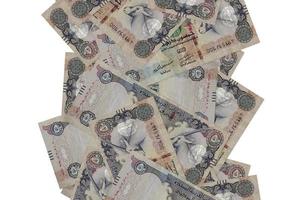 Billetes de 50 dirhams de los emiratos árabes unidos volando aislados en blanco. muchos billetes cayendo con copyspace blanco en el lado izquierdo y derecho foto