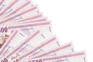 500 billetes de florín húngaro se encuentran aislados en fondo blanco con espacio de copia apilado en el ventilador de cerca foto