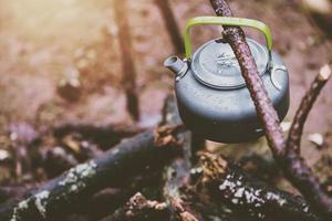 viajar naturaleza relajarse en las vacaciones. acampar en la montaña en la naturaleza salvaje en la temporada de lluvias. foto