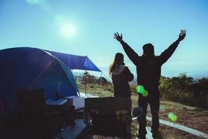 amante mujer y hombre asiáticos viajar relajarse acampar en las vacaciones. en la montaña. mira el amanecer. tailandia foto