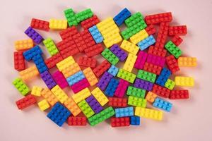 coloridos patrones de bloques de construcción de plástico aislados. juguete para niños foto