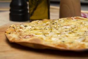 pizza brasileña con champiñones, queso y orégano foto