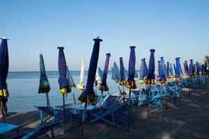 la vista al mar con coloridas sombrillas y camas de playa en la playa de bangsaen son atracciones turísticas populares en la provincia de chonburi, tailandia. foto