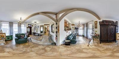 vista panorámica hdri 360 totalmente esférica sin costuras en el interior del huésped vintage y sala de estar en apartamento o casa en proyección equirectangular, contenido vr foto