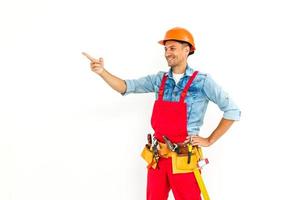 trabajador de la construcción serio en casco amarillo y naranja mirando hacia arriba. tiro de estudio de longitud completa aislado en blanco. foto