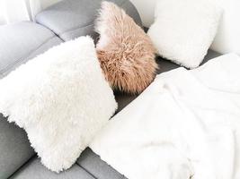 almohadas blancas sobre un sofá gris decoración de fondo foto