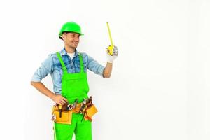 trabajador en medida de casco con regla. Aislado en un fondo blanco. foto