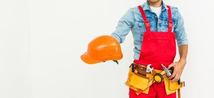 jóvenes trabajadores de la construcción con cascos de fondo blanco foto