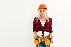 mujer arquitecta rubia en camisa con casco de seguridad amarillo aislado en blanco foto