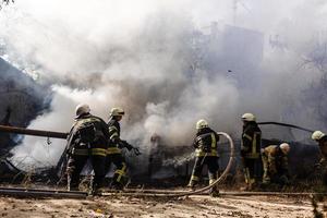 bomberos en acción, mangueras contra incendios foto