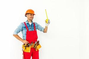 trabajador en medida de casco con regla. Aislado en un fondo blanco. foto