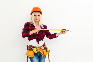 chica ingeniera sosteniendo una cinta métrica foto