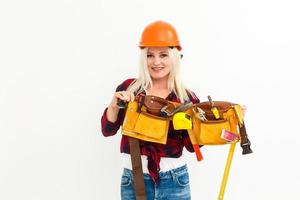 mujer trabajadora en casco con herramientas foto