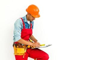 trabajador de la construcción contratista carpintero con portapapeles en blanco foto