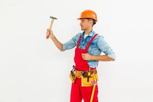 Profesión, construcción y construcción - trabajador masculino sonriente feliz o constructor en casco sobre fondo blanco. foto