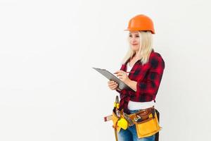 mujer arquitecta rubia en camisa con casco de seguridad amarillo aislado en blanco foto