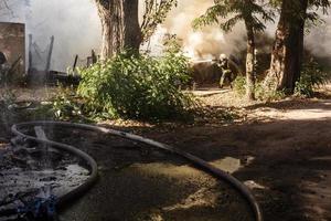 los bomberos extinguen un incendio en el bosque por inundaciones de agua foto