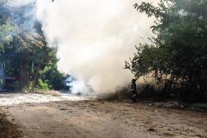 los bomberos extinguen un incendio en el bosque por inundaciones de agua foto