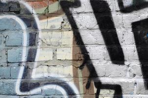 fragmento de dibujos de graffiti. la antigua muralla decorada con manchas de pintura al estilo de la cultura del arte callejero. textura de fondo de color foto