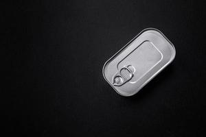 lata o lata rectangular de aluminio de comida enlatada con una llave