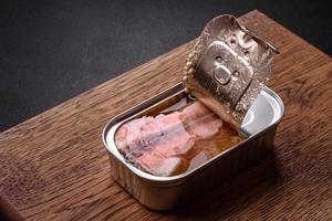 lata o lata rectangular de aluminio de salmón enlatado con una llave foto