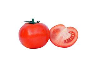 tomates aislados y mitades sobre un fondo blanco. enfoque suave y selectivo. foto