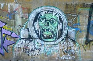 fragmento de dibujos de graffiti. la antigua muralla decorada con manchas de pintura al estilo de la cultura del arte callejero. buzo de miedo foto