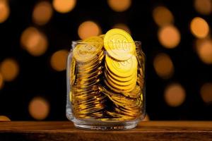 dinero en un frasco de vidrio, concepto de ahorro de monedas foto