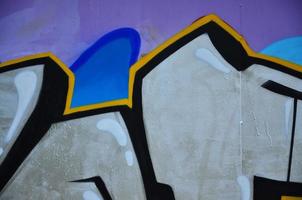 la antigua muralla, pintada en color graffiti dibujando pinturas en aerosol de cromo plateado. imagen de fondo sobre el tema de dibujar graffiti y arte callejero foto