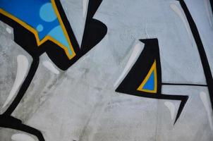 la antigua muralla, pintada en color graffiti dibujando pinturas en aerosol de cromo plateado. imagen de fondo sobre el tema de dibujar graffiti y arte callejero foto