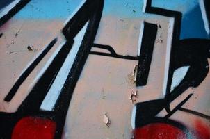 la antigua muralla, pintada en color dibujo de graffiti con pinturas en aerosol. imagen de fondo sobre el tema de dibujar graffiti y arte callejero foto