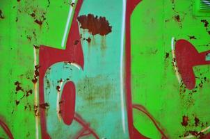 la antigua muralla, pintada en color graffiti dibujando pinturas en aerosol verdes. imagen de fondo sobre el tema de dibujar graffiti y arte callejero foto