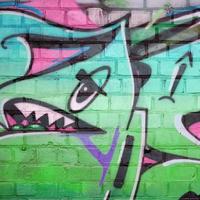 Fragmento colorido abstracto de pinturas de graffiti en la pared de ladrillo antiguo en colores verdes. composición de arte callejero con partes de letras no escritas y manchas multicolores. antecedentes subculturales foto