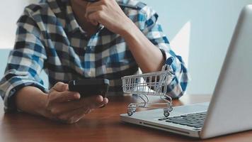 mãos segurando um cartão de crédito e usando o laptop. compras online video