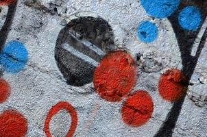 la antigua muralla, pintada en color graffiti dibujando pinturas en aerosol rojas. imagen de fondo sobre el tema de dibujar graffiti y arte callejero foto