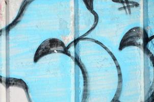 la antigua muralla, pintada en color graffiti dibujando pinturas en aerosol azules. imagen de fondo sobre el tema de dibujar graffiti y arte callejero foto