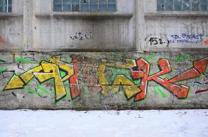 la antigua muralla, pintada en color graffiti dibujando pinturas en aerosol rojas. imagen de fondo sobre el tema de dibujar graffiti y arte callejero foto