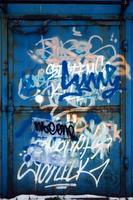 fragmento de primer plano de un dibujo de graffiti aplicado a la pared con pintura en aerosol. la pared está estropeada por una multitud de firmas coloridas y etiquetas de artistas callejeros y hooligans foto