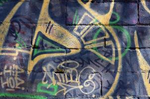 arte bajo tierra. hermoso estilo de graffiti de arte callejero. la pared está decorada con pintura de casa de dibujos abstractos. cultura urbana icónica moderna de la juventud de la calle. imagen elegante abstracta en la pared foto