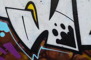 imagen de fondo de un muro de hormigón con un patrón de graffiti abstracto. arte callejero, vandalismo y aficiones juveniles foto