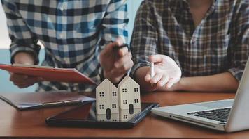 ondertekening huis verkoop en verzekering contracten met echt landgoed agenten, ondertekening contracten naar weten de voorwaarden van buying en verkoop huizen en echt landgoed, contract ondertekening ideeën. video