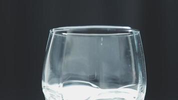 Wasser trinken. Die Hand der Frau gießt frisches, reines Wasser aus dem Krug in ein Glas. Gesundheits- und Ernährungskonzept. gesunder Lebensstil. Gesundheit und Schönheit. Hydratation. video