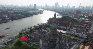 een antenne visie van de pagode staat prominent Bij wat arun tempel met chao phraya rivier, de meest beroemd toerist attractie in Bangkok, Thailand video