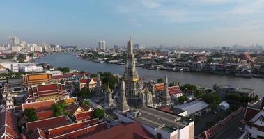 uma vista aérea do pagode destaca-se no templo wat arun com o rio chao phraya, a atração turística mais famosa de bangkok, tailândia video