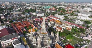 eine luftaufnahme der pagode steht prominent am wat arun tempel mit chao phraya fluss, der berühmtesten touristenattraktion in bangkok, thailand video