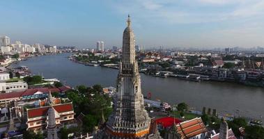 eine luftaufnahme der pagode steht prominent am wat arun tempel mit chao phraya fluss, der berühmtesten touristenattraktion in bangkok, thailand video