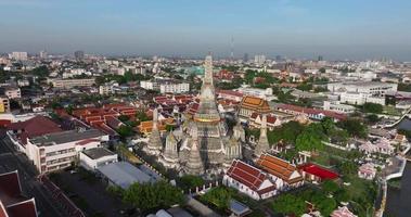 ett antenn se av de pagod står framträdande på wat en springtur tempel med chao phraya flod, de mest känd turist attraktion i Bangkok, thailand video