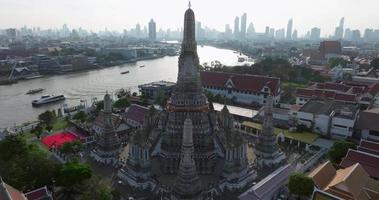 una vista aérea de la pagoda destaca en el templo wat arun con el río chao phraya, la atracción turística más famosa de bangkok, tailandia video