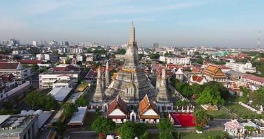 un aereo Visualizza di il pagoda sta prominente a wat arun tempio con chao Phraya fiume, il maggior parte famoso turista attrazione nel bangkok, Tailandia video